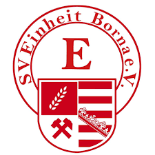 Rot-weißes Logo des SV Einheit Borna e.V. mit dem großen Buchstaben E über einem Schild mit Weizenhalm, Bergbauwerkzeugen und gestreiften Elementen.